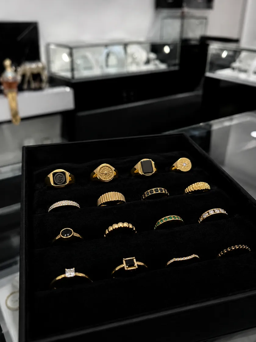 Bandeja de anillos y sortijas de oro en la vitrina