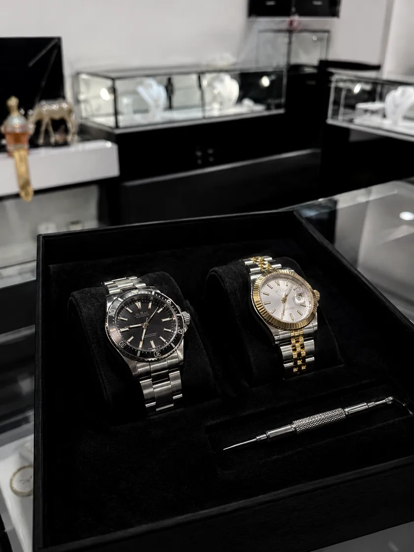Dos relojes revisados en su estuche, disponibles en vitrina
